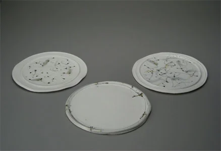 Tres platos de cerámica
